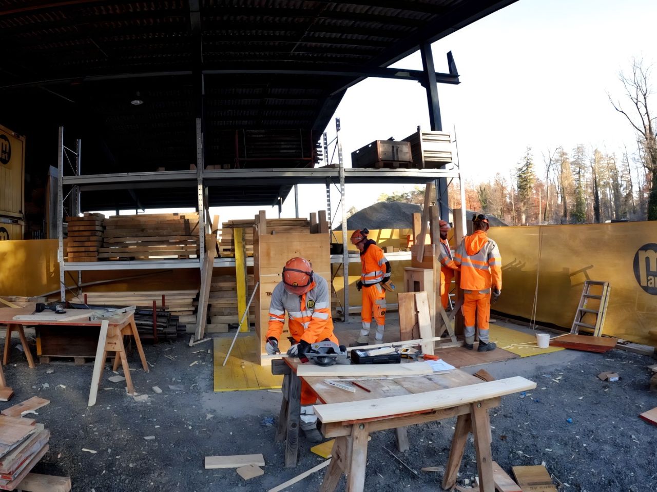 Anfertigung von Kabelschächten am neuen  Ausbildungsplatz für Lernende