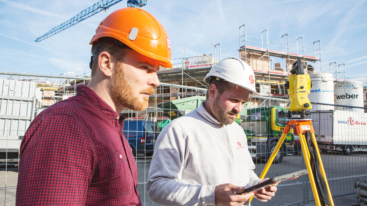 Ingénieur travaillant sur le chantier Ingénieur travaillant sur le chantier