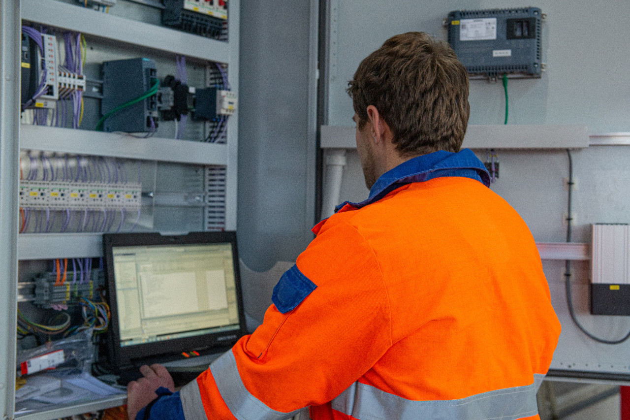 Ingénieur travaille