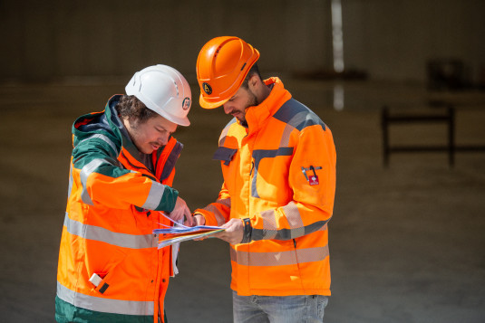 Umweltingenieur auf der Baustelle Lätti